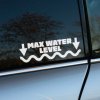 Plotrovaná nálepka s nápisom „Max Water Level“, šípkami a vlnovkou symbolizujúcou hladinu vody. Originálna nálepka na auto.