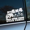 Plotrovaná nálepka s textom „My 4x4 ran over your stick family“ a motívom terénneho vozidla naháňajúceho postavičky, vhodná pre offroad humor.