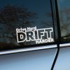 Plotrovaná nálepka Drive Hard DRIFT HARDER kombinujúca tri rôzne štýly písma s dominantným obrysovým stredovým nápisom.