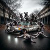 Na tejto surrealistickej fotografii je starší zhrdzavený Mercedes s nálepkou „Honda Eater“ na bočnej strane, obklopený skupinou desivých, mutovaných koál s červenými očami. Koaly sú roztrúsené po aute aj na zemi, pričom celé prostredie pôsobí temne a opustené, s chátrajúcimi budovami v pozadí. Vozidlo je silne upravené a nízko posadené, čo dodáva scéne ešte výraznejší post-apokalyptický nádych. Táto nálepka spolu s absurdným okolím vytvára vtipnú, no zároveň bizarnú a strašidelnú atmosféru, ktorá nepochybne upúta pozornosť svojou originalitou.