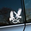 Plotrovaná nálepka na auto so siluetami dvoch orlov útočiacich na kresťanský symbol ryby, dynamický kontrastný motív.