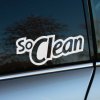Plotrovaná nálepka So Clean v tučnom modernom fonte, ideálna ako nálepka na auto pre fanúšikov čistého štýlu.