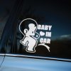 Plotrovaná nálepka na auto s postavičkou bábätka a cumlíkom, doplnená o text BABY IN CAR so srdiečkom ako grafickým prvkom.