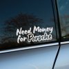 Humorná biela nálepka s textom „Need Money for Porsche“ je nalepená na okne auta. Táto vtipná výzva vyjadruje túžbu po športovom aute a dodáva vozidlu ľahkovážny a zábavný charakter. Skvelý doplnok pre všetkých automobilových nadšencov, ktorí snívajú o luxusnom aute, a zároveň chcú svojím súčasným vozidlom vyčarovať úsmev na tvárach ostatných vodičov či okoloidúcich.