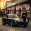 Atmosférická fotografia zobrazujúca čierny klasický športový automobil Datsun 240Z, pred ktorým stojí štýlovo oblečená žena v koženej bunde a čiernom oblečení, pôsobiaca sebavedome a nezávisle. Na popredí dominuje veľký nápis „DEFINED“ s červeným srdcom nad „i“ a japonský text „強い情熱“ („silná vášeň“), čo umocňuje celkový dojem energie a vášne. Scéna sa odohráva v industriálnom prostredí za súmraku, čo vytvára dramatickú atmosféru a dáva dôraz na spojenie medzi automobilom, štýlom a charakterom.