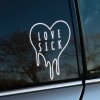 Plotrovaná nálepka na auto s motívom stekajúceho srdca a nápisom „LOVE SICK“ v minimalistickom líniovom štýle.