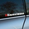 Plotrovaná nálepka na auto s logom Zimmermann, biely nápis a červený štvorec so symbolom „Z“ v kontrastnom prevedení.