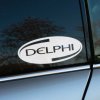 Elegantná nálepka „Delphi“ s oválnym dizajnom na okne auta reprezentuje renomovanú značku zameranú na kvalitné automobilové komponenty a technológie. Kombinácia bieleho podkladu s čiernym textom vytvára moderný kontrast, ktorý vyniká na tmavom skle. Ideálna voľba pre motoristov a tuningových nadšencov, ktorí oceňujú spoľahlivosť a prémiový vzhľad svojho vozidla.  **Kľúčové slová:** nálepka na auto, Delphi nálepka, kvalitné autodiely, automobilová technológia, tuningové doplnky, štýlové nálepky na okno, personalizácia auta, spoľahlivé príslušenstvo pre autá.