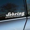 Biela nálepka „Sebring Sportauspuff“ na okne auta evokuje prémiovú kvalitu a športový charakter, typický pre značku Sebring. Minimalistický dizajn s čistými líniami dokonale kontrastuje s tmavým sklom, čím sa stáva viditeľným a štýlovým doplnkom každého vozidla. Táto nálepka je ideálna pre nadšencov športových áut a tuningových úprav, ktorí chcú dodať svojmu vozidlu výnimočný a profesionálny vzhľad.  **Kľúčové slová:** nálepka na auto, Sebring nálepka, športový dizajn auta, výfukové systémy Sebring, tuningové doplnky, personalizácia auta, štýlové nálepky na okno, športový tuning, automobilové doplnky.