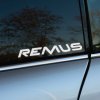 Jednoduchá a elegantná nálepka „Remus“ na okne auta zvýrazňuje spojenie s renomovanou značkou, známou pre špičkové výfukové systémy a automobilový tuning. Biela farba textu na tmavom pozadí skla vytvára výrazný kontrast, ktorý zaručene pritiahne pozornosť. Táto nálepka je ideálna pre milovníkov vysokokvalitných doplnkov, ktorí chcú dodať svojmu vozidlu športový a profesionálny vzhľad.    **Kľúčové slová:** nálepka na auto, Remus nálepka, športový dizajn na auto, výfukové systémy Remus, tuningové doplnky, personalizácia auta, štýlové nálepky, automobilový tuning.