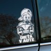 Plotrovaná nálepka na auto s motívom chlapca v šiltovke sediaceho v autíčku, doplnená o výrazný text DIEŤA V AUTE.