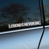 Plotrovaná nálepka na auto s výrazným nápisom [LEGENDS NEVER DIE] v hranatých zátvorkách a vojenskom písme.