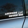 Plotrovaná nálepka na auto s nápisom LEGENDS NEVER DIE a podpisom Paula Walkera ako pocta legendárnemu hercovi a jazdcovi.