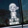 Plotrovaná nálepka na auto s motívom chlapca v šiltovke a tričku so šortkami, stojaceho s rukami za chrbtom, doplnená o text DIEŤA V AUTE.
