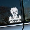 Plotrovaná nálepka na auto s motívom usmiateho chlapca v trakovom oblečení, sediaceho s vystretými nohami, doplnená o nápis DIEŤA V AUTE.