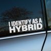 Plotrovaná nálepka s textom „I identify as a hybrid“, ideálna ako vtipná nálepka na auto s ekologickým nadhľadom.