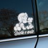 Plotrovaná nálepka dievčatko s medvedíkom. Detailne vyrezaná kreslená postavička s nápisom Dieťa v aute v elegantnom fonte.