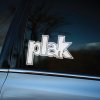 Plotrovaná nálepka na auto s logom Plak, výrazný retro štýl písma s hrubou kontúrou a dynamickým sklonom.