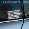 Mená šiestich osôb s ikonou kvapky na začiatku nalepené na zadnom okne auta, v hornej časti údaj o veľkosti.