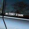 Plotrovaná nálepka na auto s menom „Tony Stark“ a ikonou kvapky krvi doplnenou krvným typom A− v minimalistickom štýle.