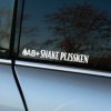 Plotrovaná nálepka na auto s menom „Snake Plissken“ a kvapkou krvi s krvným typom AB+ v ozdobnom retro písme.