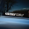 Plotrovaná nálepka s nápisom „GSi 16V“ v dynamickom športovom dizajne, určená pre nadšencov výkonu a motorizmu.