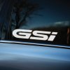 Plotrovaná nálepka s nápisom „GSi“ v dynamickom športovom dizajne, ideálna pre fanúšikov rýchlych a výkonných áut.