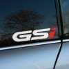 Plotrovaná nálepka s nápisom „GSi“ v športovom štýle s kontrastným zvýraznením písmena „i“, určená pre tuningových nadšencov.