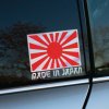 Atraktívna nálepka na auto s motívom červeného vychádzajúceho slnka a bielymi lúčmi, doplnená nápisom „MADE IN JAPAN“ v štýlovom písme. Tento dizajn je odkazom na japonskú kultúru a hrdosť na japonskú kvalitu. Nálepka vynikne na okne auta a dodá vozidlu výrazný vzhľad s nádychom exotiky. Ideálna pre milovníkov Japonska a jeho automobilovej tradície, ktorí chcú pridať svojmu vozidlu jedinečný a osobitý prvok.