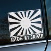 Štýlová nálepka na auto s dizajnom vychádzajúceho slnka, ktoré symbolizuje japonskú kultúru a energiu. Nad výraznými lúčmi, ktoré sa rozprestierajú od stredu, je umiestnený nápis „MADE IN JAPAN“ v jedinečnom písme, čím nálepka zvýrazňuje pôvod a kvalitu inšpirovanú Japonskom. Táto nálepka je ideálna pre automobilových nadšencov a fanúšikov japonského štýlu, ktorí chcú svojmu vozidlu dodať autentický vzhľad a zdôrazniť jeho prepojenie s japonskou automobilovou kultúrou.