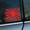 Výrazná červená nálepka na auto s motívom vychádzajúceho slnka, doplnená nápisom „MADE IN JAPAN“ v štýlovom písme. Sýta červená farba symbolizuje silu a energiu, zatiaľ čo tradičný dizajn lúčov odkazuje na japonskú kultúru. Táto nálepka je ideálna pre nadšencov Japonska a jeho automobilovej estetiky, a dokonale vynikne na tmavom okne vozidla, dodávajúc mu charakteristický a originálny vzhľad.