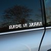 Nálepka na aute s nápisom „Made in Japan“ v štýlovom, modernom písme. Táto nálepka na bočnom okne auta vyjadruje hrdosť na japonskú kvalitu a precíznosť, ktorá je často spájaná s výrobkami pochádzajúcimi z Japonska, najmä automobilmi. Elegantný dizajn dodáva vozidlu osobitý vzhľad, vhodný najmä pre milovníkov japonskej automobilovej kultúry a technológie.