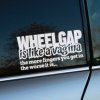 Provokatívna nálepka s textom "WHEEL GAP is like a vagina, the more fingers you get in the worse it is" umiestnená na okne sivého auta. Tento dizajn, využívajúci vtipný a odvážny humor, je obľúbený medzi automobilovými nadšencami, ktorí sa venujú úpravám podvozku a znižovaniu svetlej výšky. Biela farba nálepky dobre kontrastuje s tmavým pozadím skla, čo z nej robí výrazný doplnok pre každé auto. Ideálna voľba pre tých, ktorí chcú vyjadriť svoj postoj k tuningu s dávkou nadhľadu.