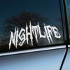 Plotrovaná nálepka NIGHTLIFE v „hororovom“ štýle písma, výrazná nálepka na auto pre nočný život a tuning scénu.
