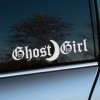 Plotrovaná nálepka na auto s nápisom „Ghost Girl“ v gotickom písme doplnená o symbol mesiaca v tvare kosáka.