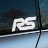 Plotrovaná nálepka s logom „RS“ v hrubom dynamickom písme. Perfektná nálepka na auto pre nadšencov športových modelov.
