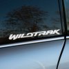 Plotrovaná nálepka „Wildtrak“ s moderným a dynamickým písmom. Vhodná pre zvýraznenie štýlu off-road vozidiel.