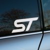 Plotrovaná nálepka s logom „ST“ v dynamickom športovom písme. Ideálna nálepka na auto pre fanúšikov výkonných modelov.