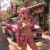 Farebná ilustrácia v anime štýle zobrazuje mladú ženu s ružovými vlasmi a športovým outfitom v rovnakom odtieni, ktorý ladí s ružovým, upraveným autom v pozadí. Auto má široké blatníky, výrazné zadné krídlo a športové pneumatiky, čo naznačuje jeho výkon a štýl. Okolie predstavuje mestskú ulicu plnú obchodov a neonových nápisov, ktoré dodávajú scéne autentickú atmosféru japonského prostredia. Výrazné detaily na aute aj na postave zdôrazňujú moderný, mestský a zároveň výrazne osobný štýl.