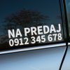 Plotrovaná nálepka s textom “Na predaj” a telefónnym číslom, vhodná na označenie vozidla určeného na predaj.