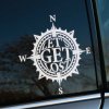 Plotrovaná nálepka „Let’s Get Lost“ v tvare kompasu s označením svetových strán. Ideálna na auto pre milovníkov dobrodružstiev.