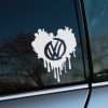 Plotrovaná nálepka v tvare srdca s efektom stekajúcej farby a logom Volkswagen uprostred.