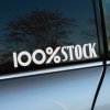 Plotrovaná nálepka 100% Stock v jednoduchom, kontrastnom dizajne, obľúbená medzi nadšencami sériových áut.