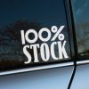 Plotrovaná nálepka 100% Stock s vertikálnym rozložením textu, určená pre fanúšikov sériových áut bez úprav.