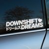 Nálepka s nápisom "Downshift Dreams" a japonskými znakmi na okne auta. Tento štýlový dizajn kombinuje moderné a medzinárodné prvky, ideálny pre automobilových nadšencov a milovníkov japonskej kultúry. Nálepka dodá vášmu autu dynamický a jedinečný vzhľad, ktorý vyjadruje vášeň pre jazdu a sny o rýchlosti. Perfektná dekorácia pre tých, ktorí milujú automobilovú estetiku a individualizmus.
