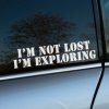 Plotrovaná nálepka s textom „I’m not lost, I’m exploring“. Vhodná na auto pre dobrodruhov a milovníkov cestovania mimo vyznačených ciest.