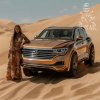 Žena v tradičnom púštnom oblečení stojí vedľa zlatého SUV Volkswagen v piesočných dunách, na oblohe je zobrazené logo "Dakar".
