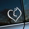 Plotrovaná nálepka na auto s minimalistickým obrysom mačky v tvare srdca, ideálna pre milovníkov mačiek.