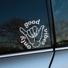 Plotrovaná nálepka „Good vibes only“ s motívom ruky v geste shaka, ideálna nálepka na auto pre milovníkov pozitívnej energie.