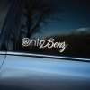 Plotrovaná nálepka textu "Only Benz" v bielej farbe, minimalistický dizajn s logom Mercedes, ideálna nálepka na auto pre fanúšikov značky.